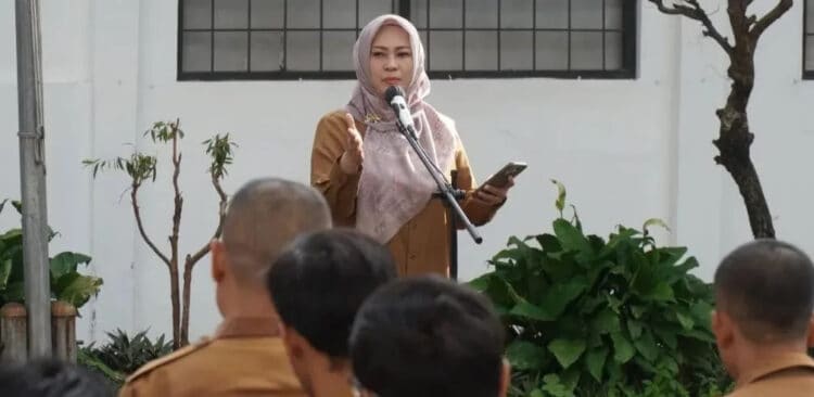 Bupati Pandeglang Irna Narulita, memimpin apel pagi di lapangan Setda Kabupaten Pandeglang, Senin (18/3/2024). (ADIB FAHRIE/SATELITNEWS.COM)