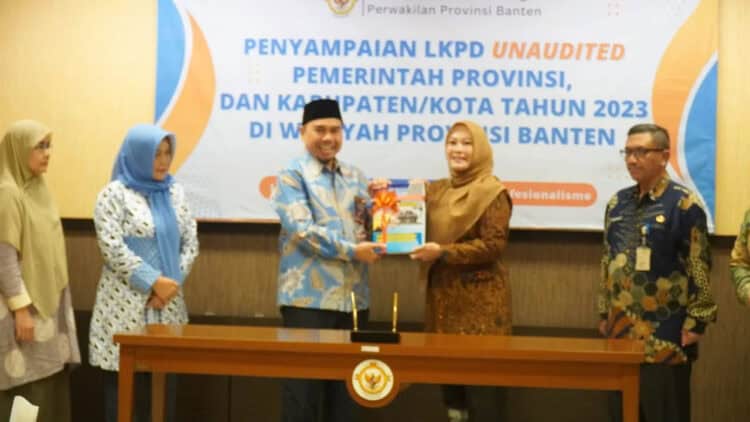 Bupati Pandeglang Irna Narulita, serahkan LKPD ke BPK RI Perwakilan Banten. (ISTIMEWA)