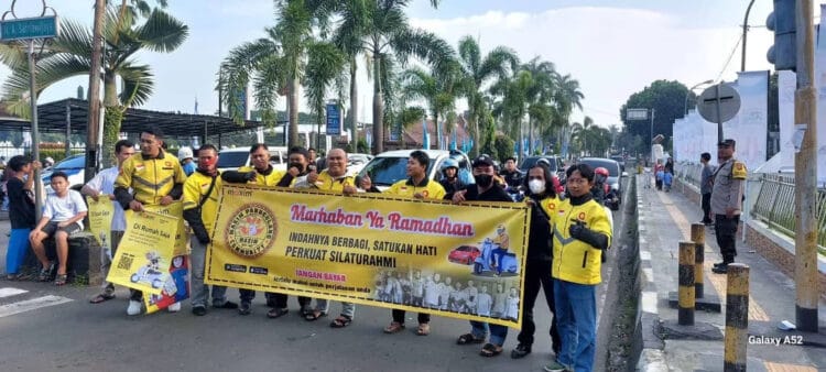 Puluhan driver Maxim, bagikan takjil gratis kepada masyarakat, Jumat (22/3/2024). (ISTIMEWA)