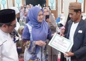MENYERAHKAN BANTUAN : Bupati Irna Narulita (tengah) menyerahkan bantuan secara simbolis di Masjid Jami Baitul Muttaqin Kampung Ciporokoy, Desa Sinarjaya, Kecamatan Mandalawangi. (ADIB)