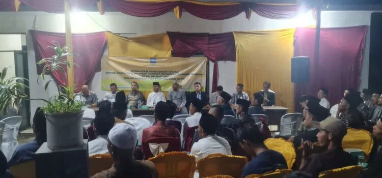 Sekda Kabupaten Serang, Nanang Supriatna, melakukan sosialisasi pembangunan TPSA di Desa Sigedong, Kecamatan Mancak. (SIDIK/SATELITNEWS.COM)