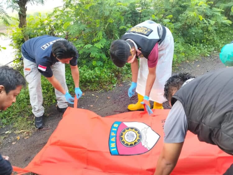 Warga di Desa Bendung, Kecamatan Tanara, Kabupaten Serang digegerkan dengan penemuan mayat tanpa identitas bersimbah darah dipinggir jalan, Senin (25/3/2024). Jasad korban dievakuasi ke RS Bhayangkara di Kota Serang, untuk pemeriksaan medis. (ISTIMEWA)