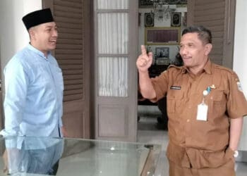 Sekda Pemkab Pandeglang, Ali Fahmi Sumanta, berbincang dengan seorang honorer. (ADIB FAHRIE/SATELITNEWS.COM)