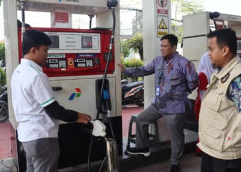 Kepala Bidang Metrologi pada Dinas Perindustrian dan Perdagangan Kabupaten Tangerang, Irwan Hengki saat melakukan pengecekan alat ukur BBM di SPBU Balaraja, Kamis (28/3). (ALFIAN HERIANTO)