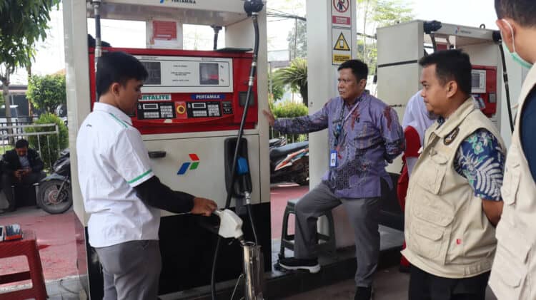 Kepala Bidang Metrologi pada Dinas Perindustrian dan Perdagangan Kabupaten Tangerang, Irwan Hengki saat melakukan pengecekan alat ukur BBM di SPBU Balaraja, Kamis (28/3). (ALFIAN HERIANTO)