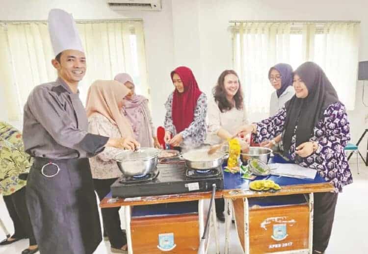 27 Perempuan Dilatih Membuat Abon Ayam Di Kelurahan Pakujaya