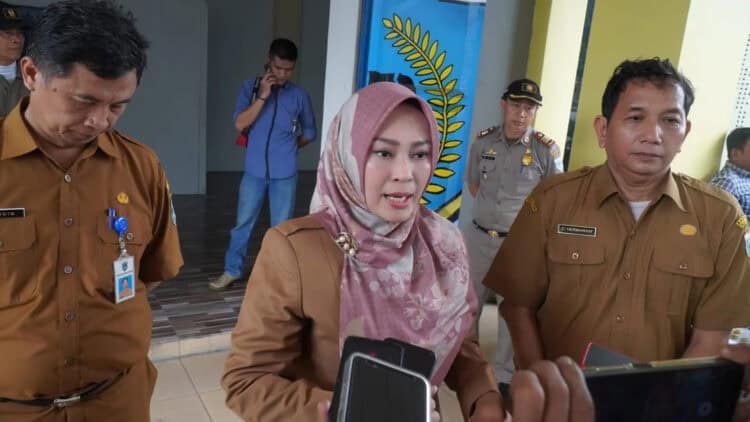 Bupati Pandeglang Irna Narulita, didampingi dua pejabat di lingkungan Pemkab setempat. (ISTIMEWA)