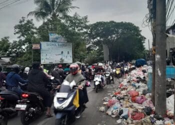 Kembali Terjadi, Tumpukan Sampah Hingga ke Tengah Jalan Picu Macet Panjang