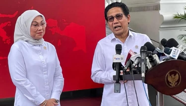 Menteri Desa, Pembangunan Daerah Tertinggal dan Transmigrasi Abdul Halim Iskandar bersama Menteri Ketenagakerjaan Ida Fauziyah memberikan keterangan pers, sesuai menghadap Presiden Jokowi di Istana Kepresidenan Jakarta, Senin (18/3/2024). (ISTIMEWA)