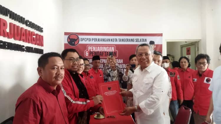 Benyamin Davnie Pertama Ambil Formulir DPC PDIP Tangsel