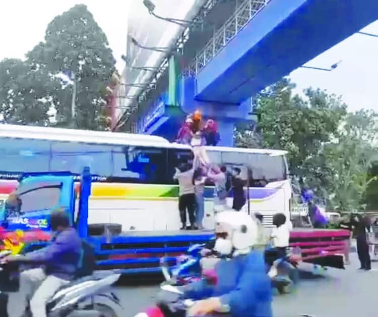 Lompat Dari JPO Lalu Terjatuh di Bus, Pemuda di Tangsel Gagal Bunuh Diri