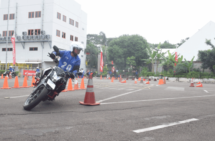 100 Peserta Ikut Kompetisi Safety Riding Motor Honda Regional Jakarta-Tangerang