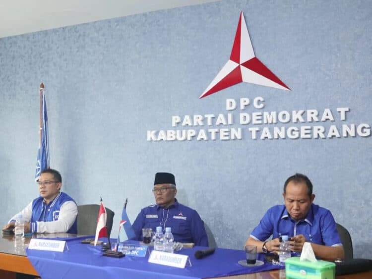 Ketua DPC Partai Demokrat Kabupaten Tangerang Moh. Nawa Said Dimyati (berpeci hitam) saat memimpin rapat di Kantor DPC di Jalan Raya Pasar Kemis, KM 7, RT003/003, Sukaasih, Kecamatan Pasar Kemis. (DOK/SATELITNEWS.COM)