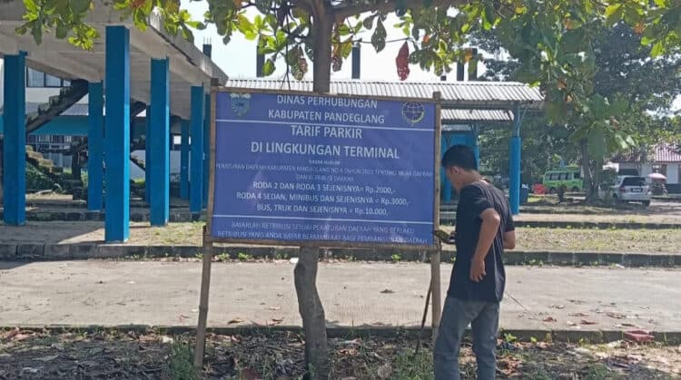 Plang tarif parkir, terpampang di kawasan Terminal Kadubanen, Kamis (4/4/2024). (ADIB FAHRIE/SATELITNEWS.COM)
