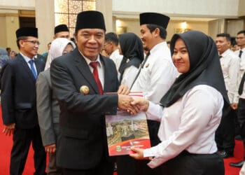 Pj Gubernur Banten Al Muktabar, melantik ratusan PPPK. (ISTIMEWA)
