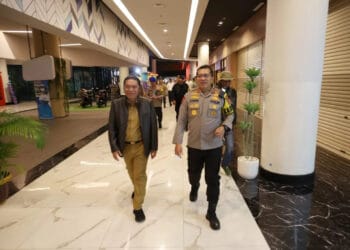 Penjabat Gubernur Banten Al Muktabar memantau Pelabuhan Merak. (ISTIMEWA)