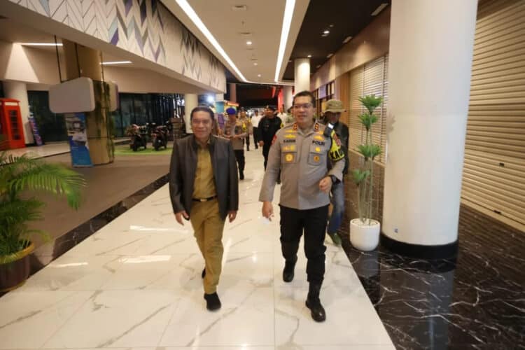 Penjabat Gubernur Banten Al Muktabar memantau Pelabuhan Merak. (ISTIMEWA)