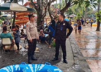 Kanit Patroli Polsek Panongan Iptu Ngadiyo saat melakukan pemantauan ke tempat wisata Water World dan World Of Wonder Citra Raya, Kecamatan Panongan, Jumat (12/04). (ISTIMEWA)