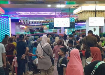 Mall Metropolis di Tangerang, terlihat ramai pengunjung, Minggu (14/4/2024). (HAFIDZ/SATELITNEWS.COM)