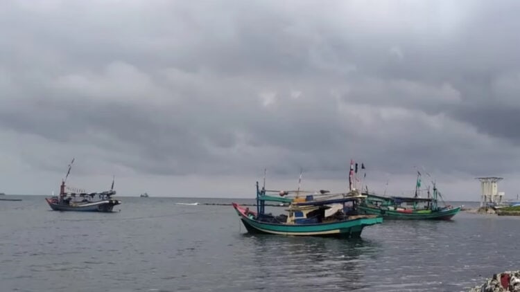 Sejumlah kapal nelayan Labuan, Kabupaten Pandeglang, sandar dan tak melaut. (ISTIMEWA)