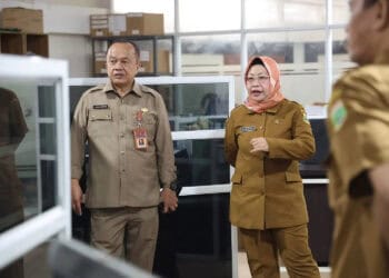 Pj Sekda Banten Virgojanti, kunjungi sejumlah OPD, pada hari pertama masuk kerja usai libur lebaran, Selasa (16/4/2024). (LUTHFI/SATELITNEWS.COM)