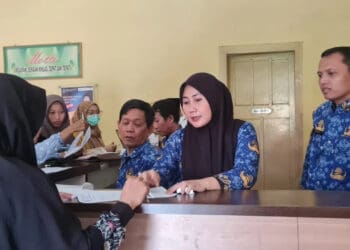 Kepala Disdukcapil Kabupaten Serang, Warnerry Poetri, melakukan pelayanan administrasi kependudukan di kantornya, Rabu (17/4/2024). (SIDIK/SATELITNEWS.COM)