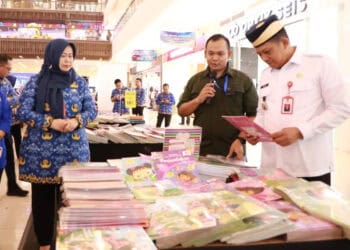 BOOK FAIR: Pj Bupati Tangerang Andi Ony saat membuka acara Tangerang Gemilang Book Fair yang digelar Dinas Perpustakaan dan Arsip Daerah Kabupaten Tangerang  selama 1 bulan di Mal Ciputra Citra Raya, Kecamatan Panongan, Rabu (17/4/2024). (ISTIMEWA)