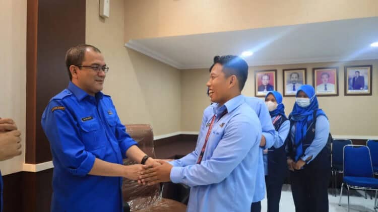 Direktur Utama Perumdam TKR Sofyan Sapar (kiri) saat menyalami para pegawai di acara Halal Bilhalal Perumdam TKR Kabupaten Tangerang. (ISTIMEWA)