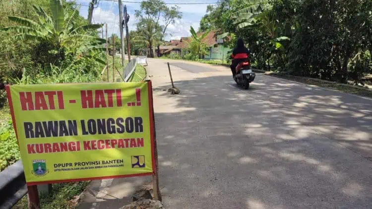Ruas jalan Cimanying - Jiput, Kecamatan Menes, Kabupaten Pandeglang, dipasang rambu hati - hati, Senin (22/4/2024). (ADIB FAHRIE/SATELITNEWS.COM)