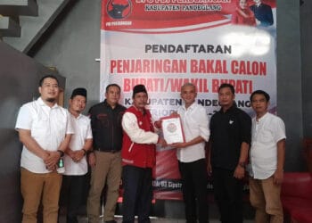 Agus Wisas (tiga dari kanan), mengambil berkas penjaringan Balon Bupati/Balon Wabup Pandeglang, di DPC PDIP Pandeglang, Senin (22/4/2024). (ADIB FAHRIE/SATELITNEWS.COM)