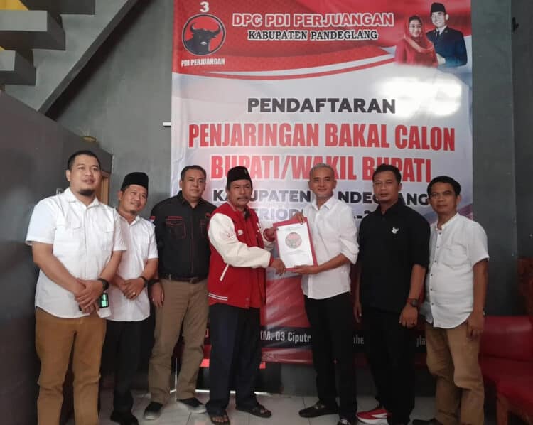 Agus Wisas (tiga dari kanan), mengambil berkas penjaringan Balon Bupati/Balon Wabup Pandeglang, di DPC PDIP Pandeglang, Senin (22/4/2024). (ADIB FAHRIE/SATELITNEWS.COM)