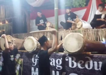 Sejumlah seniman sedang memainkan bedug. (ISTIMEWA)