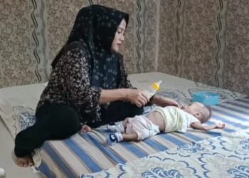 Seorang bayi mungil alami penyakit pembengkakan di bagian perutnya. (ADIB FAHRIE/SATELITNEWS.COM)