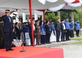 UPACARA: Suasana upacara peringatan Hari Otonomi Daerah ke-28 di Lapangan Maulana Yudhanegara, yang digelar  Pemerintah Kabupaten Tangerang, Tigaraksa, Kamis (25/4). (ALFIAN HERIANTO)