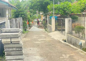 Proses pembangunan jalan di Kampung Pasar Heubeul, Kelurahan Kabayan, Kecamatan Pandeglang, Kabupaten Pandeglang, Kamis (25/4/2024). (ISTIMEWA)