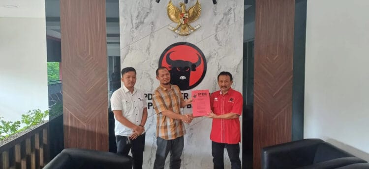 Tim Penghubung (LO) Dimyati Natakusumah, ambil formulir pendaftaran sebagai Bakal Calon (Balon) Gubernur Banten ke DPW PDIP Provinsi Banten, Kamis (25/4/2024). (LUTHFI/SATELITNEWS.COM)