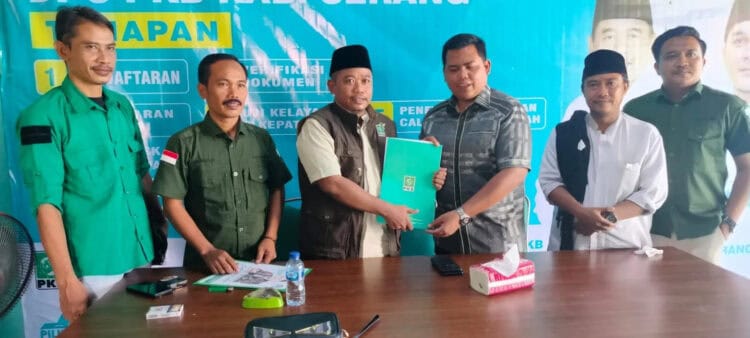 Anggota DPR RI dari Fraksi PPP, Iip Miftahul Khoir, ambil formulir pendaftaran ke DPC PKB Kabupaten Serang, Jumat (26/4/2024). (SIDIK/SATELITNEWS.COM)