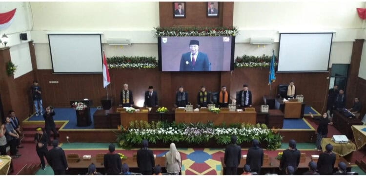 Pj Gubernur Banten Al Muktabar, menghadiri acara Sidang Paripurna Istimewa Hari Jadi ke 150 Kabupaten Pandeglang, Senin (1/4/2024). (MARDIANA/SATELITNEWS.COM)