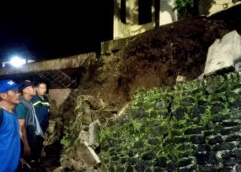 Sejumlah pihak terkait, meninjau lokasi longsoran tebing di Gardu Tanjak, Kecamatan Pandeglang, Sabtu (13/4/2024) malam. (ISTIMEWA)