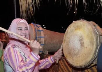 Bupati Irna memukul bedug. (ISTIMEWA)