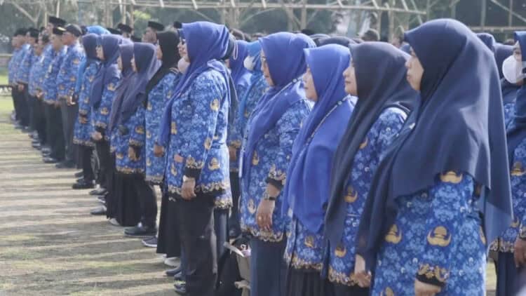 Ratusan pegawai di lingkungan Pemkab Pandeglang, mengikuti apel pagi, di Alun - alun setempat, beberapa hari lalu. (DOKUMEN/SATELITNEWS.COM)