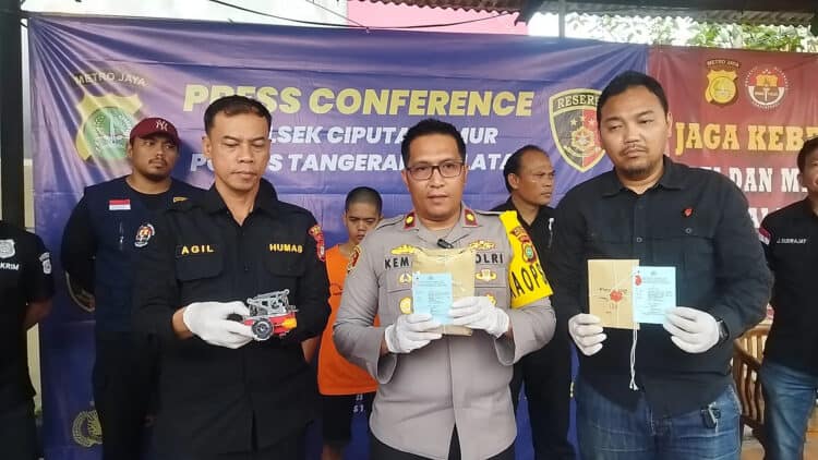 Polsek Ciputat Timur Tangkap Pembuat Tembakau Sintetis