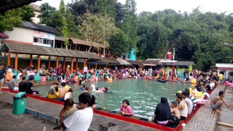 Wisata Pemandian atau Rendam Air Panas Cisolong, Kabupaten Pandeglang, dipenuhi pengunjung. (ISTIMEWA)