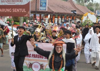Pawai Budaya arak-arakan Gebrag Ngadu Bedug Kabupaten Pandeglang, Jumat (19/4/2024). (ISTIMEWA)