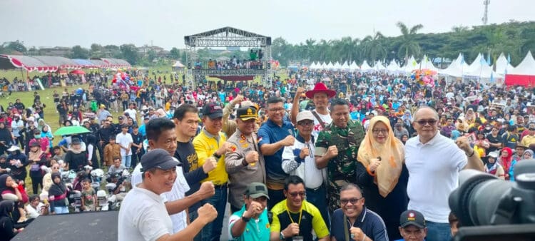 Buruh di Kabupaten Serang, memperingati May Day dengan menggelar senam dan bagi bagi door prize, di lapangan modern Cikande, Minggu (1/5/2024). (SIDIK/SATELITNEWS.COM)