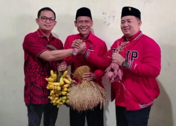Kades Ranca Sumur, Kecamatan Kopo, Wahyudin Nasar, mengikuti penjaringan Balonbup di DPC PDIP Kabupaten Serang, Rabu (1/5/2024). (SIDIK/SATELITNEWS.COM)