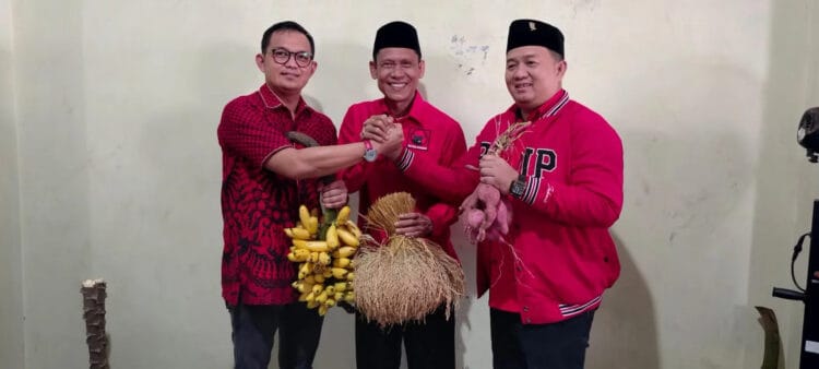 Kades Ranca Sumur, Kecamatan Kopo, Wahyudin Nasar, mengikuti penjaringan Balonbup di DPC PDIP Kabupaten Serang, Rabu (1/5/2024). (SIDIK/SATELITNEWS.COM)