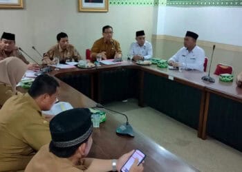 Jajaran Pemkab Serang dan Kemenag Kabupaten Serang, menggelar rapat koordinasi persiapan pemberangkatan dan pemulangan jemaah haji di ruang Tb Saparudin, Senin (6/5/2024). (SIDIK/SATELITNEWS.COM)