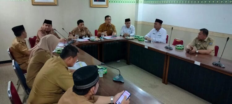 Jajaran Pemkab Serang dan Kemenag Kabupaten Serang, menggelar rapat koordinasi persiapan pemberangkatan dan pemulangan jemaah haji di ruang Tb Saparudin, Senin (6/5/2024). (SIDIK/SATELITNEWS.COM)