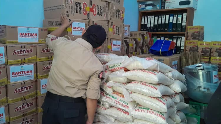 Seorang petugas yang juga relawan kebencanaan Kabupaten Pandeglang, sedang memeriksa stok bantuan logistik di Lumbung Sosial (Lumsos). (ISTIMEWA)
